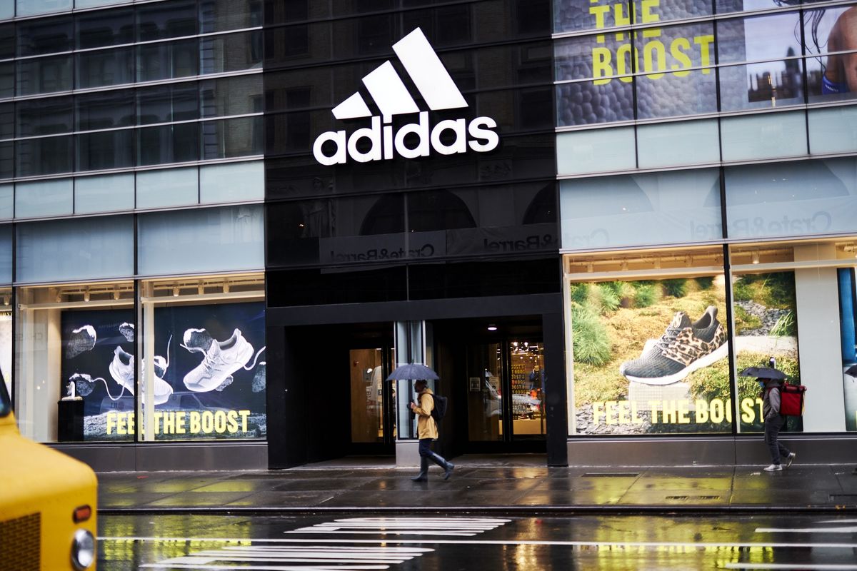 Adidas recorta metas para año fiscal 2022 por recuperación lenta de