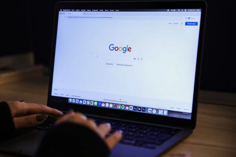 Google modificará resultados de búsqueda en Europa por quejas rivales